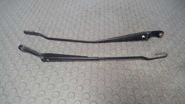 Foto: SCHEIBENWISCHERARME VORN eines VW Passat Variant 1.9 TDI Style