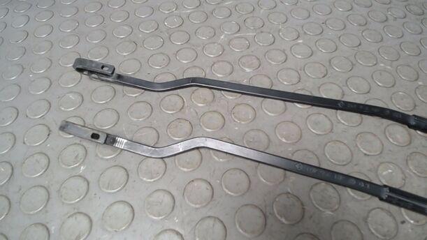 Foto: SCHEIBENWISCHERARME VORN eines VW Passat Variant 1.9 TDI Style
