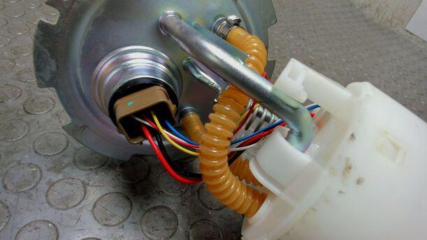 Foto: KRAFTSTOFFPUMPE ( BENZIN ) eines Daewoo Lanos 1.5 Style