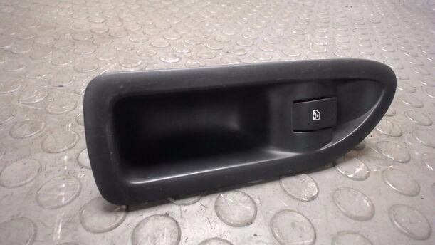 Foto: FENSTERHEBERSCHALTER HINTEN LINKS eines Renault Laguna Grandtour 2.0 dCi Style