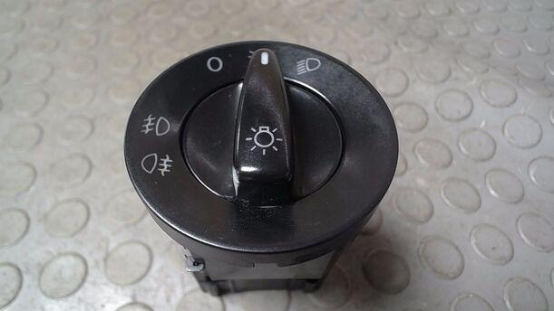 Foto: LICHTSCHALTER ( NEBELSCHEINWERFER ) eines VW Passat Variant 1.9 TDI Style