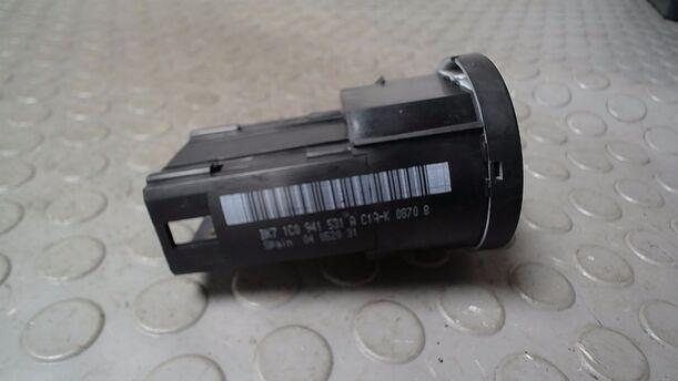 Foto: LICHTSCHALTER ( NEBELSCHEINWERFER ) eines VW Passat Variant 1.9 TDI Style