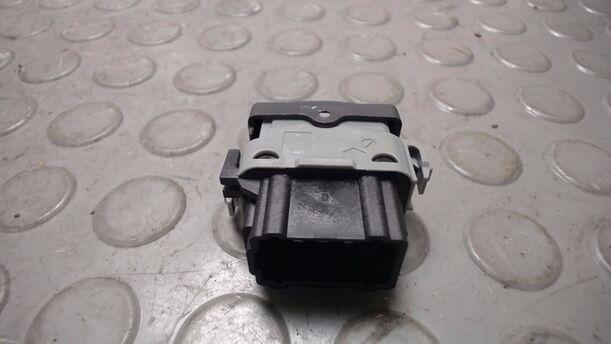 Foto: SCHALTER ZENTRALVERRIEGLUNG eines Renault Laguna Grandtour 2.0 dCi Style