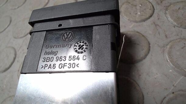 Foto: SCHALTER SITZHEIZUNG eines VW Passat Variant 1.9 TDI Style