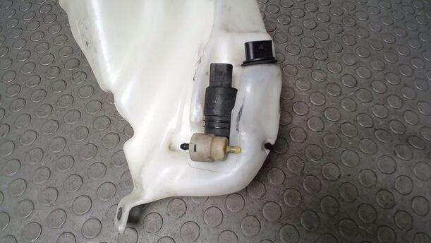 Foto: SCHEIBENWASCHBEHÄLTER eines VW Passat Variant 1.9 TDI Style
