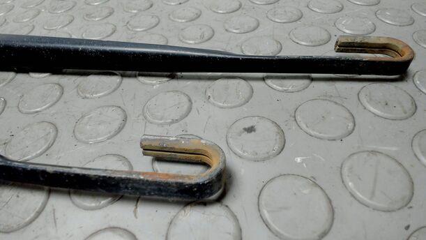 Foto: SCHEIBENWISCHERARME VORNE eines BMW 318i Style