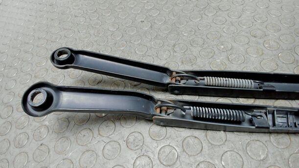 Foto: SCHEIBENWISCHERARME VORNE eines BMW 318i Style