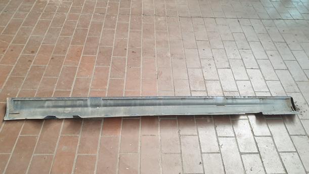 Foto: SCHWELLERBLENDE / SEITENSCHWELLER LINKS (LIMOUSINE) eines BMW 316i Style