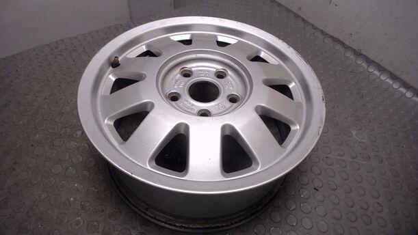 Foto: ALUFELGE 6X15 ET45 eines Audi A4 1.6 Style