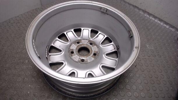 Foto: ALUFELGE 6X15 ET45 eines Audi A4 1.6 Style