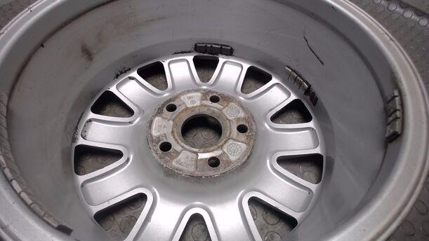 Foto: ALUFELGE 6X15 ET45 eines Audi A4 1.6 Style