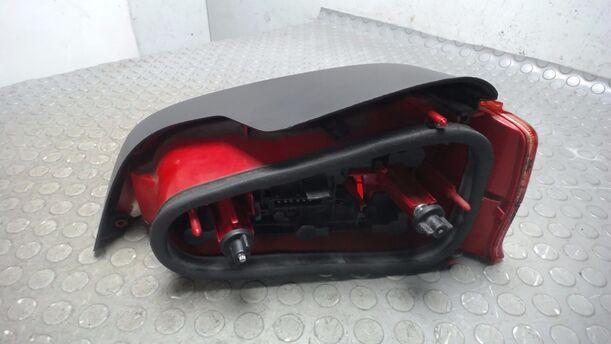 Foto: HECKLEUCHTE / RÜCKLICHT LINKS eines Peugeot 106 Style