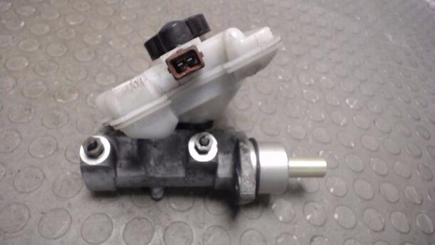 Foto: HAUPTBREMSZYLINDER eines Peugeot 106 Style