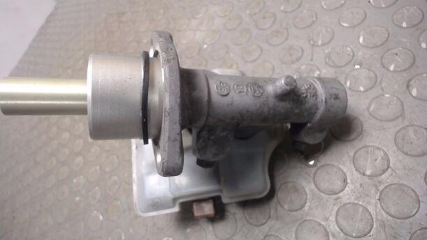 Foto: HAUPTBREMSZYLINDER eines Peugeot 106 Style