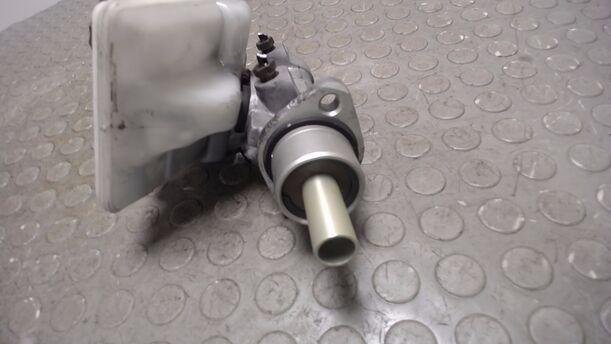 Foto: HAUPTBREMSZYLINDER eines Peugeot 106 Style