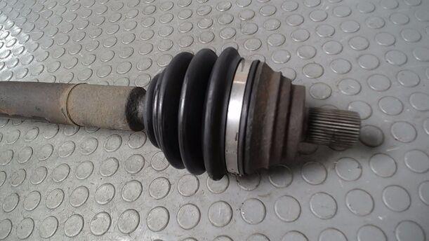 Foto: ANTRIEBSWELLE RECHTS ( SCHALTGETRIEBE ) eines VW Golf 1.9 TDI Style