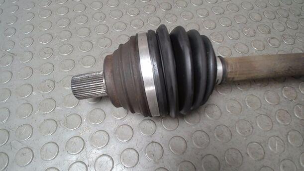Foto: ANTRIEBSWELLE LINKS ( SCHALTGETRIEBE ) eines VW Golf 1.9 TDI Style