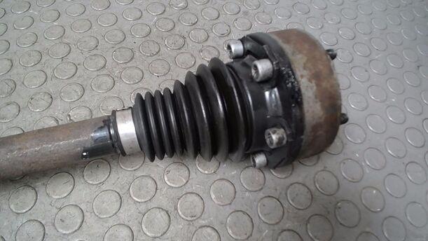 Foto: ANTRIEBSWELLE LINKS ( SCHALTGETRIEBE ) eines VW Golf 1.9 TDI Style