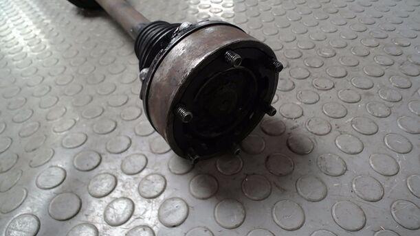 Foto: ANTRIEBSWELLE LINKS ( SCHALTGETRIEBE ) eines VW Golf 1.9 TDI Style