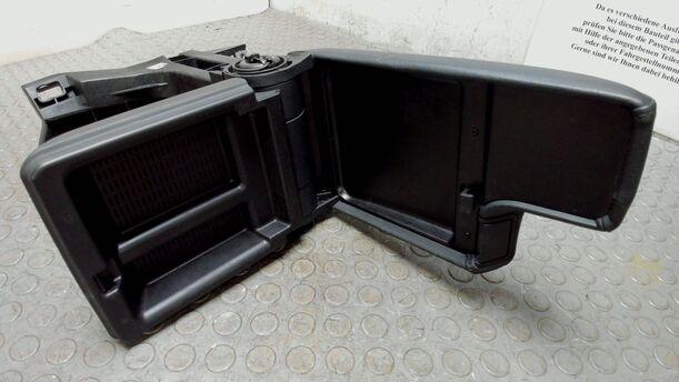 Foto: MITTELKONSOLE / MITTELARMLEHNE eines BMW 316i Style