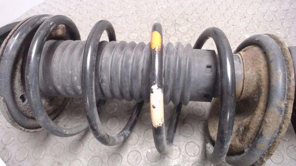 Foto: FEDERBEIN MIT ACHSSCHENKEL LINKS eines Peugeot 106 Style