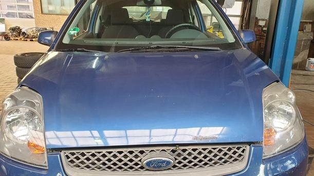 Foto: MOTORHAUBE eines Ford Fiesta 1.4 Style