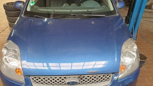 Foto: MOTORHAUBE eines Ford Fiesta 1.4 Style