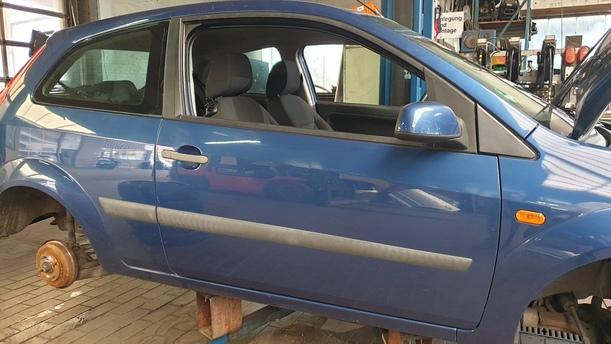 Foto: TÜR VORNE RECHTS ( 2/3 TÜRER ) eines Ford Fiesta 1.4 Style
