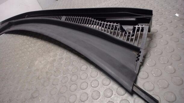 Foto: WINDLAUF / ABDECKUNG WASSERKASTEN eines Ford Fiesta 1.4 Style