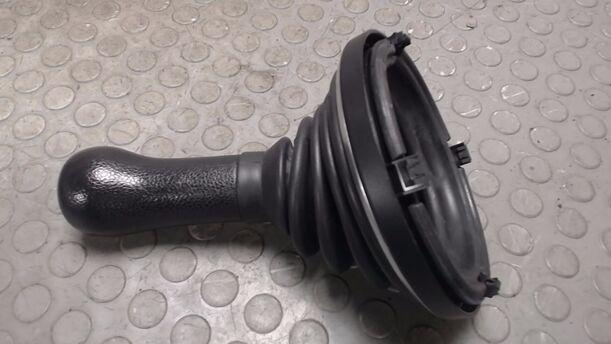 Foto: SCHALTKNAUF / SCHALTKULISSE eines Ford Fiesta 1.4 Style