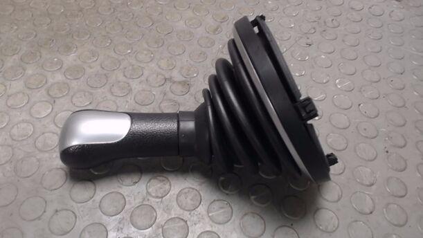 Foto: SCHALTKNAUF / SCHALTKULISSE eines Ford Fiesta 1.4 Style