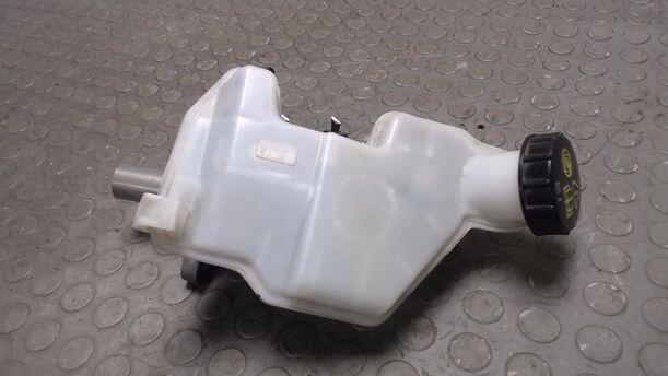 Foto: HAUPTBREMSZYLINDER eines Ford Fiesta 1.4 Style