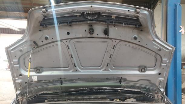 Foto: MOTORHAUBE eines Opel Meriva 1.6 L