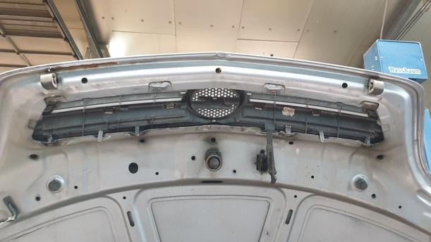 Foto: MOTORHAUBE eines Opel Meriva 1.6 L