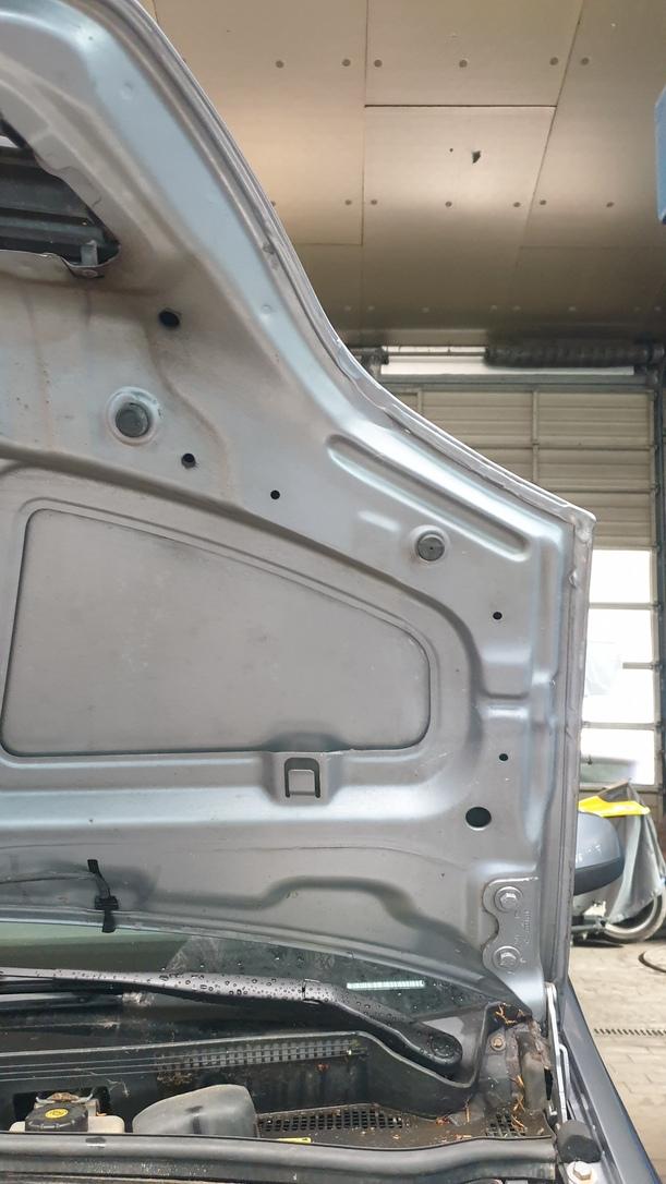Foto: MOTORHAUBE eines Opel Meriva 1.6 L