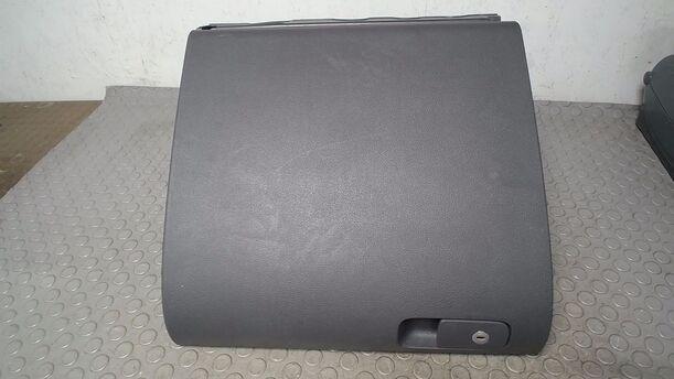 Foto: HANDSCHUHFACH eines VW Golf Plus 1.6 FSI L