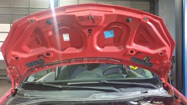 Foto: MOTORHAUBE ( LACKIERUNGSBEDÜRFTIG ) eines Renault Twingo 1.2 L