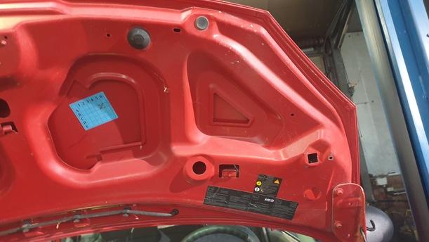 Foto: MOTORHAUBE ( LACKIERUNGSBEDÜRFTIG ) eines Renault Twingo 1.2 L