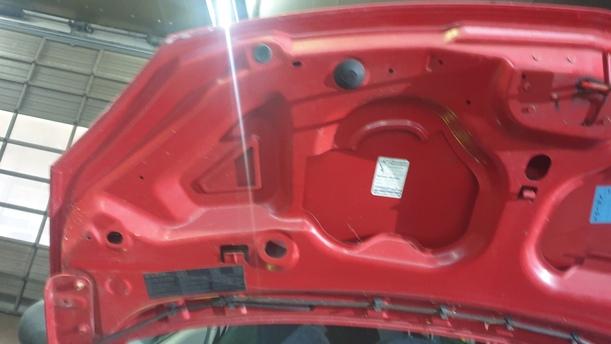 Foto: MOTORHAUBE ( LACKIERUNGSBEDÜRFTIG ) eines Renault Twingo 1.2 L