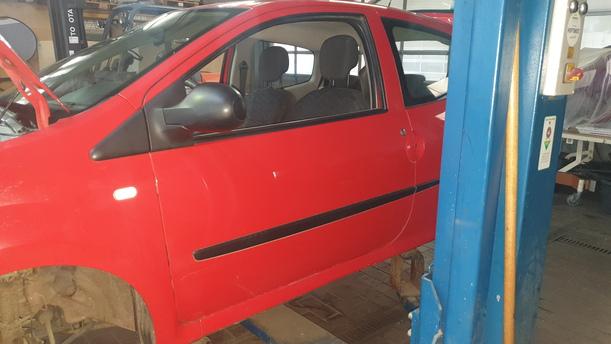 Foto: TÜR LINKS eines Renault Twingo 1.2 L