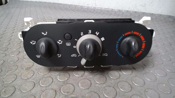 Foto: HEIZUNGSBETÄTIGUNG ( OHNE KLIMAANLAGE ) eines Renault Twingo 1.2 L