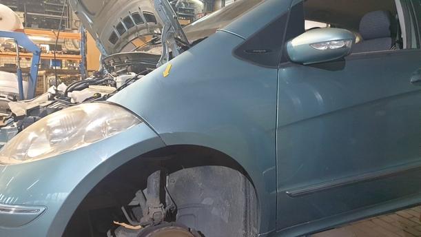 Foto: KOTFLÜGEL LINKS eines Mercedes-Benz A 200 CDI L