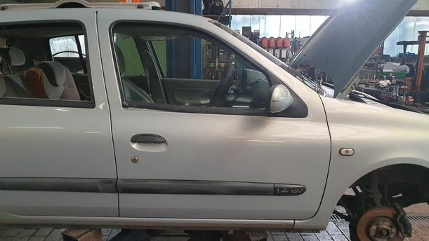 Foto: TÜR VORNE RECHTS ( 4/5 TÜRER ) eines Renault Clio 1.4 16V L
