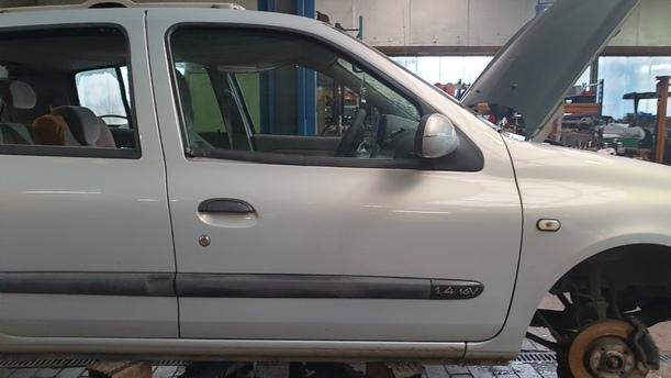 Foto: TÜR VORNE RECHTS ( 4/5 TÜRER ) eines Renault Clio 1.4 16V L