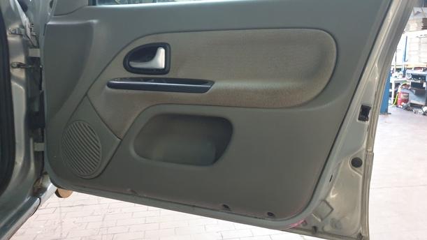 Foto: TÜR VORNE RECHTS ( 4/5 TÜRER ) eines Renault Clio 1.4 16V L
