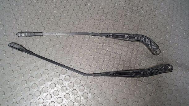 Foto: SCHEIBENWISCHERARME VORN eines Mercedes-Benz A 200 CDI L