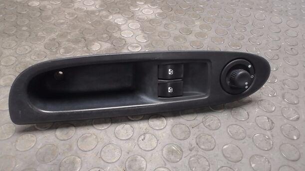Foto: FENSTERHEBERSCHALTER VORNE LINKS eines Renault Clio 1.4 16V L