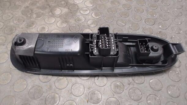 Foto: FENSTERHEBERSCHALTER VORNE LINKS eines Renault Clio 1.4 16V L