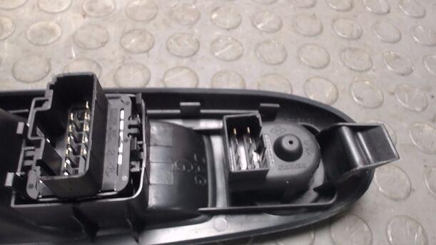 Foto: FENSTERHEBERSCHALTER VORNE LINKS eines Renault Clio 1.4 16V L