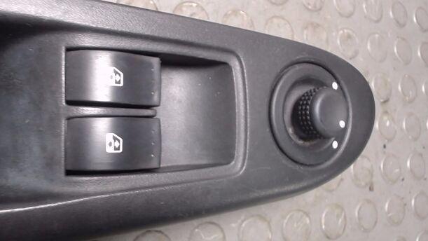 Foto: FENSTERHEBERSCHALTER VORNE LINKS eines Renault Clio 1.4 16V L